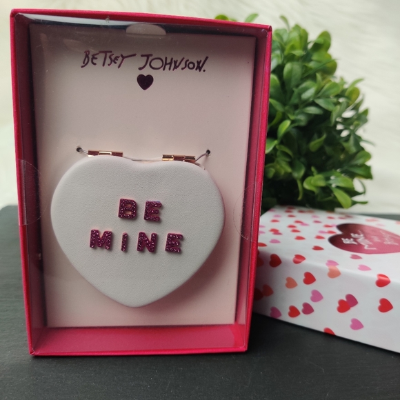 Betsey Johnson Compact "Be Mine" - Picture 5 of 6